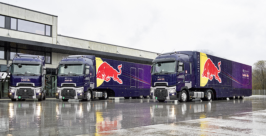 „FORMULĖS 1“ „RED BULL RACING“ KOMANDAI BUVO PRISTATYTI SEPTYNI „RENAULT TRUCKS“ SUNKVEŽIMIAI.